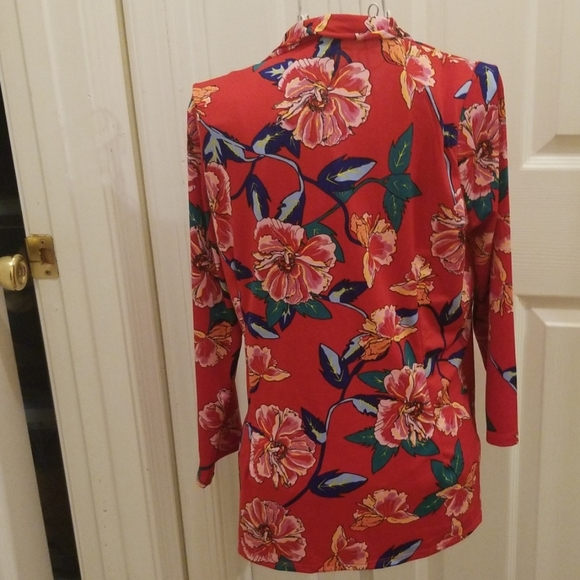 Gorgeous floral top - Picture 5 of 7